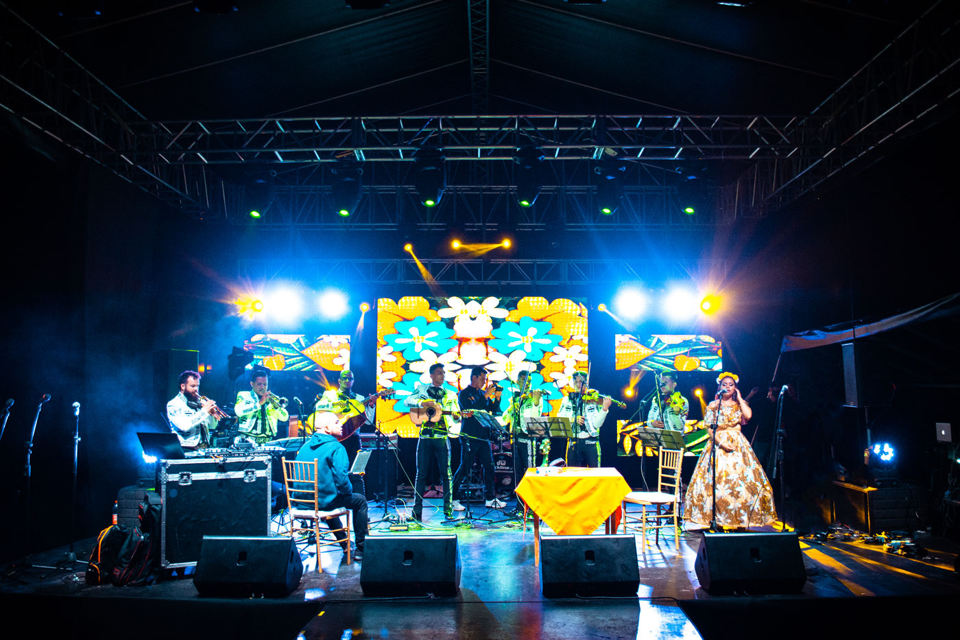 Mujer sorprendida por una serenata de mariachis durante su cumpleaños en Medellín